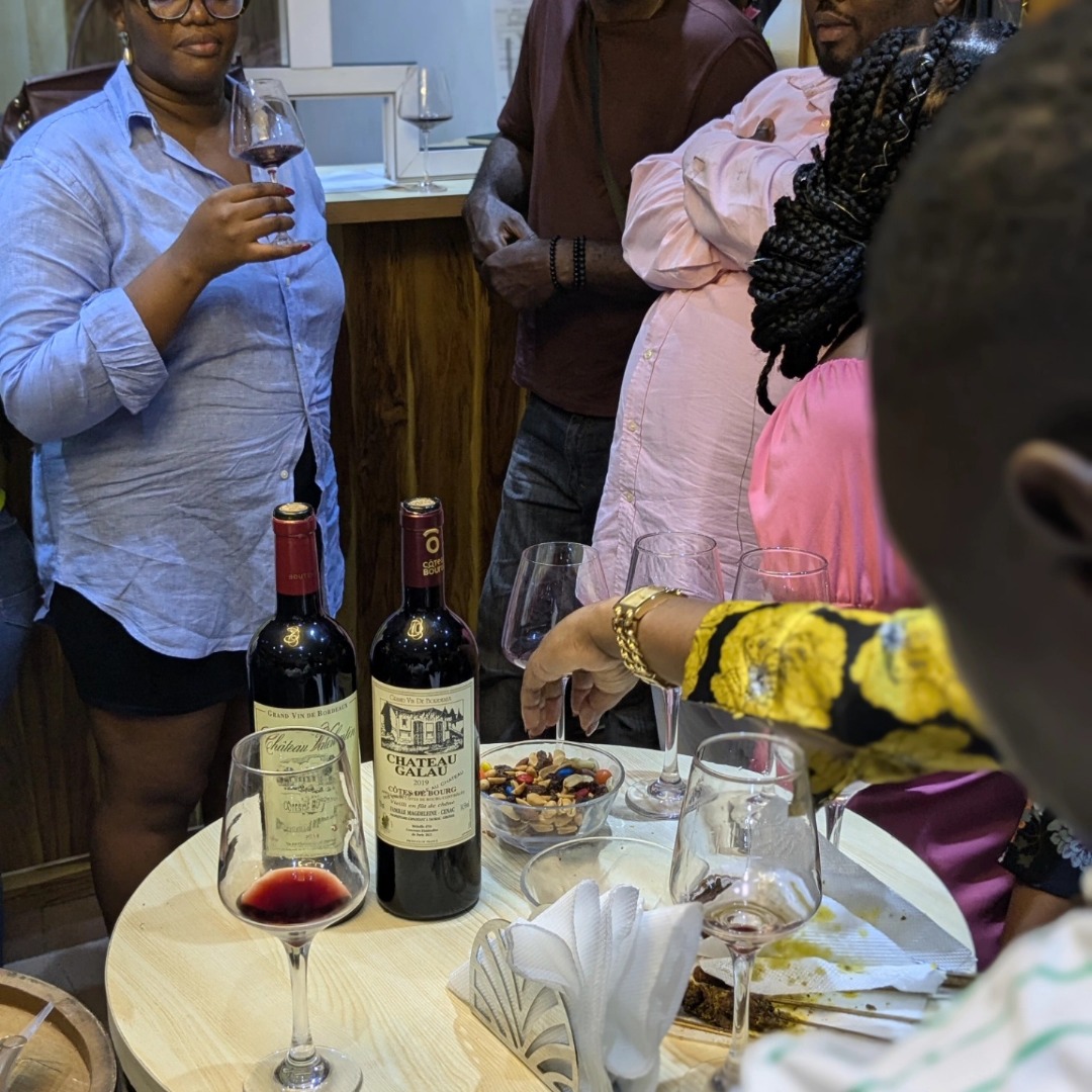 Focus sur une étagère de bouteilles